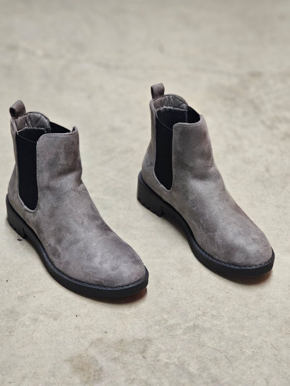 Gray Suede Chelsea Boots With Elastic Side Panels & Lug Sole Womens Size 6 - Picture 8 of 13